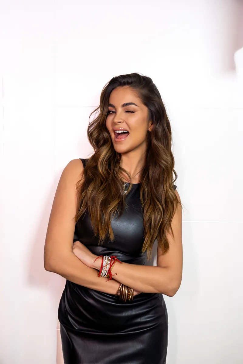Laura Spoya riendo con los brazos cruzados
